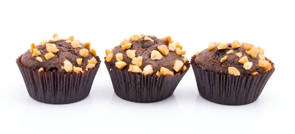 Groep van chocolade muffins met noten kruimels geïsoleerd op witte achtergrond — Stockfoto