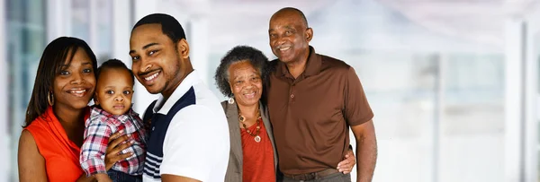 Senior Ehepaar mit Familie — Stockfoto