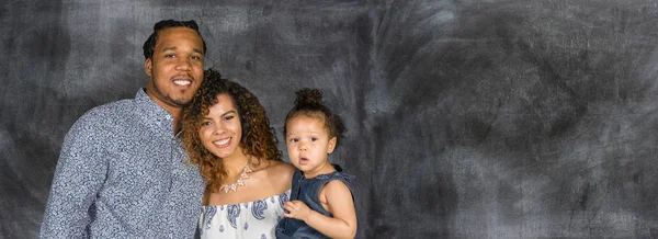 Familia joven feliz — Foto de Stock