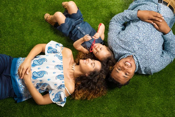 Familia joven feliz — Foto de Stock