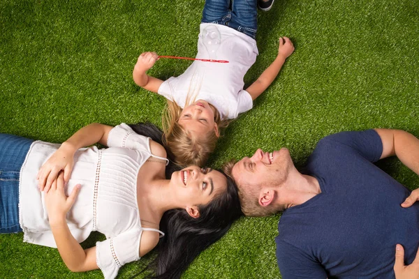 잔디에 누워 가족 — 스톡 사진