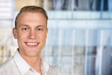 İş yerinde beyaz iş adamı