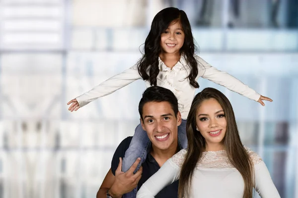 Felice giovane famiglia — Foto Stock