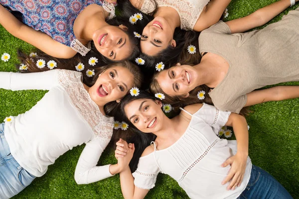 Vrienden in het gras te leggen — Stockfoto