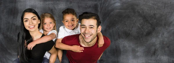 Jonge gelukkige familie — Stockfoto