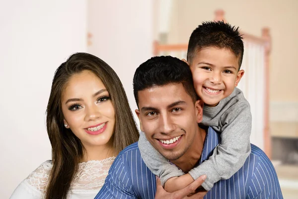 Boldog fiatal család. — Stock Fotó