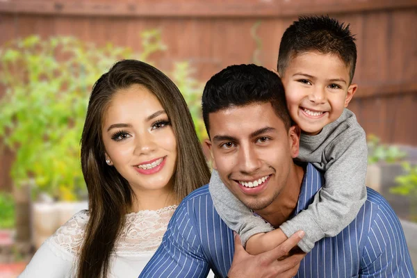 Familia joven feliz — Foto de Stock