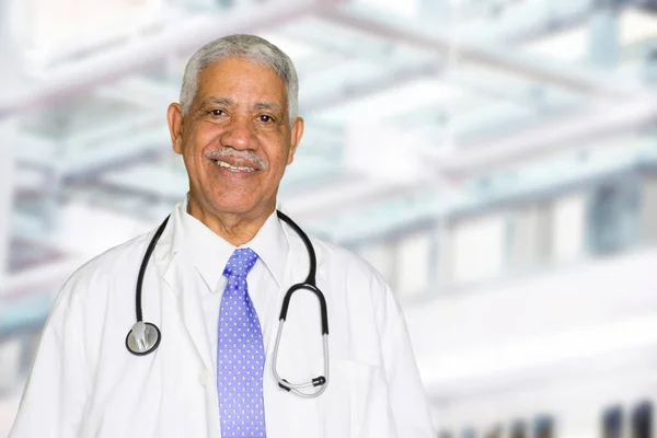 Äldre svart läkare — Stockfoto