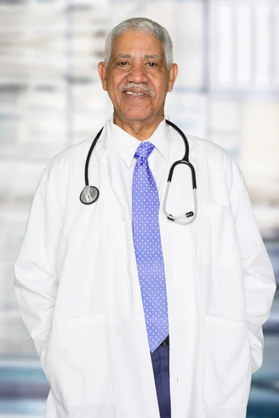 Äldre svart läkare — Stockfoto