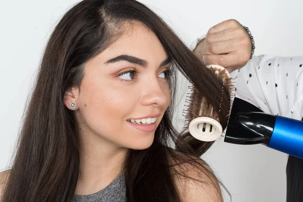 Estilista de cabelo com cliente no salão — Fotografia de Stock