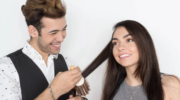 Estilista de cabelo com cliente no salão — Fotografia de Stock