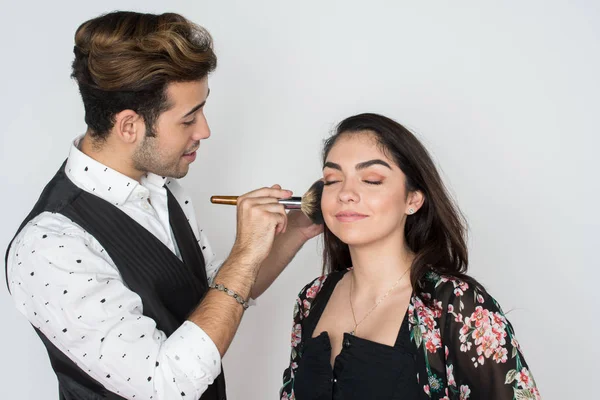 Vrouw make-up gedaan krijgen — Stockfoto