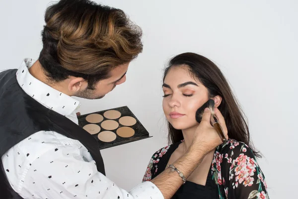 Mulher recebendo maquiagem feito — Fotografia de Stock