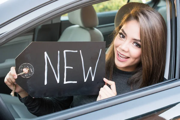 Adolescente menina dirigindo carro — Fotografia de Stock