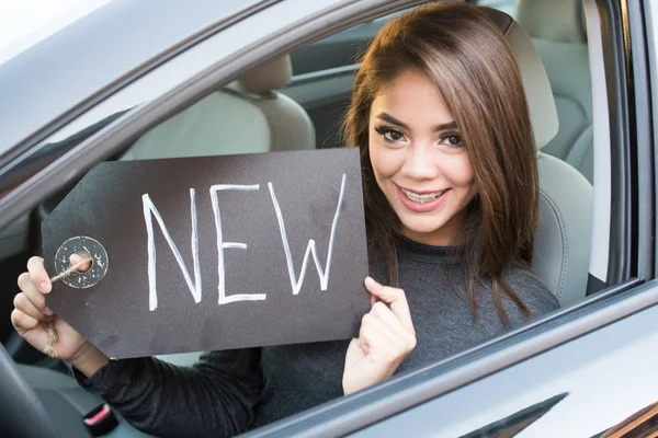 Adolescente menina dirigindo carro — Fotografia de Stock