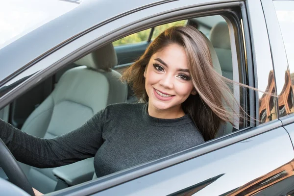 Chica adolescente coche de conducción —  Fotos de Stock