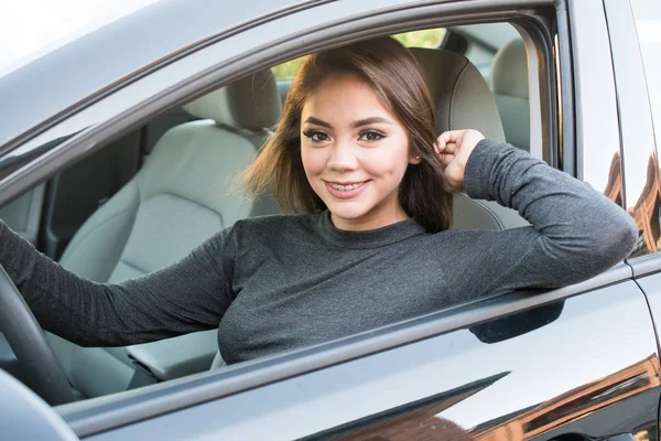 Adolescente menina dirigindo carro — Fotografia de Stock