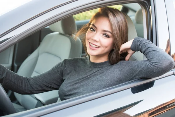 Chica adolescente coche de conducción —  Fotos de Stock