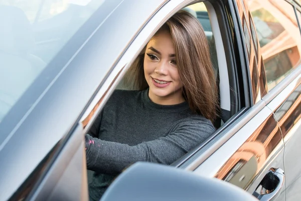 Teen flicka kör bil — Stockfoto