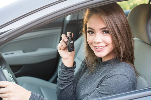 Dospívající dívka řídit auto — Stock fotografie