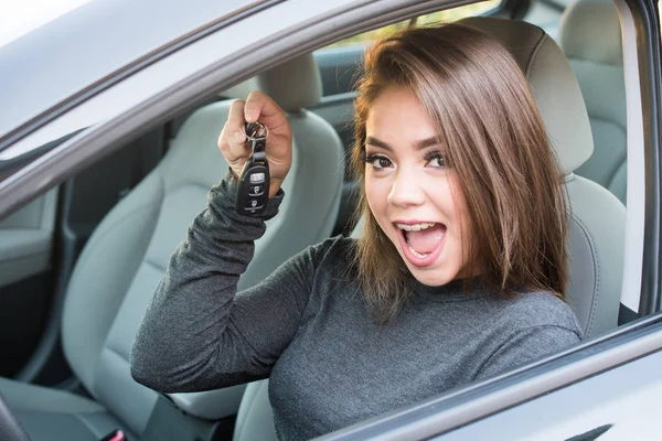 Dospívající dívka řídit auto — Stock fotografie