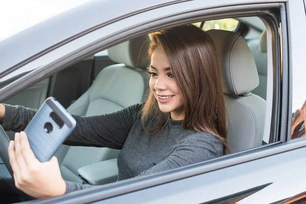 Teen flicka Kör bilen medan textning — Stockfoto