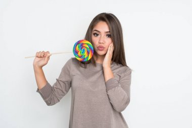 Lolipopu olan genç bir kız.