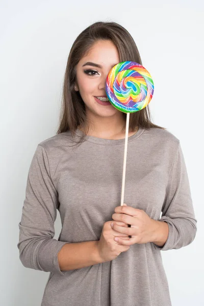 Teenagermädchen mit Lutscher — Stockfoto