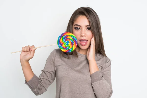 Chica adolescente con piruleta — Foto de Stock