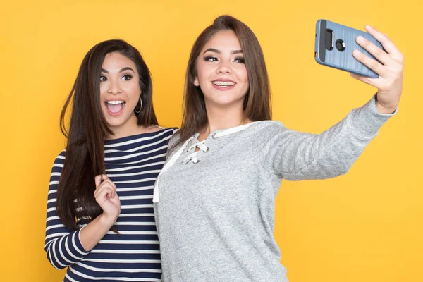 Adolescentes prenant selfie — Photo