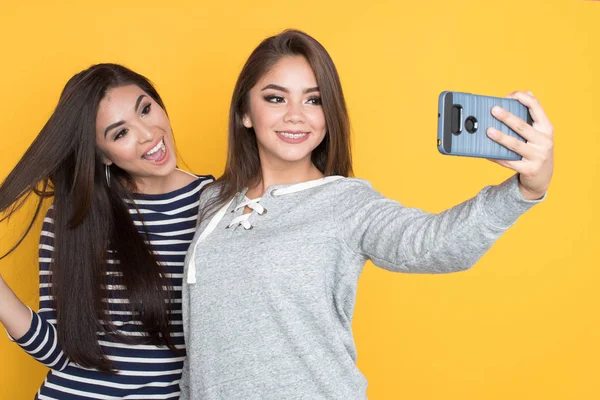 Selfie를 복용 하는 십 대 소녀 — 스톡 사진