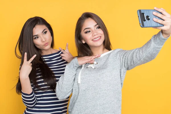 Adolescentes chicas tomando selfie —  Fotos de Stock