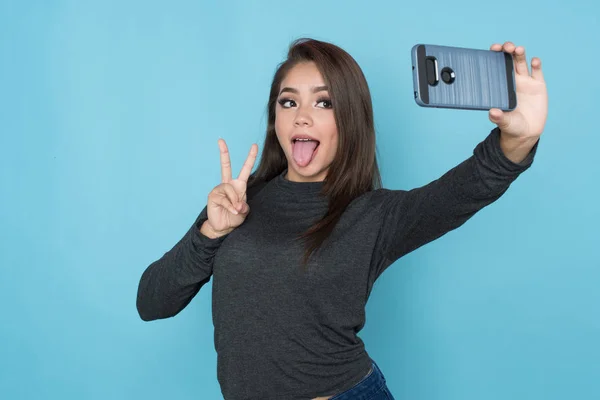 Ispanico ragazza taking selfie — Foto Stock