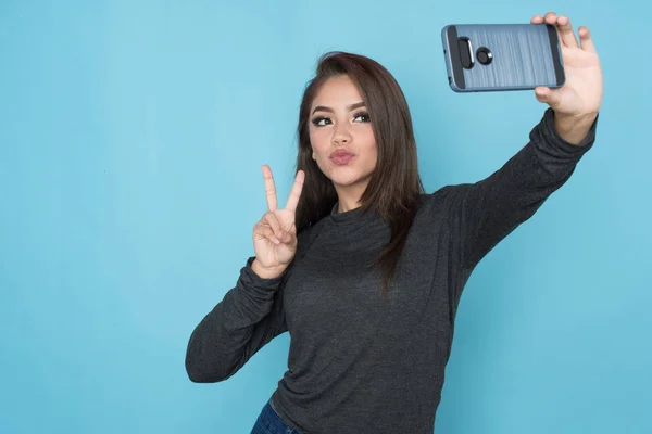 Menina hispânica tomando Selfie — Fotografia de Stock