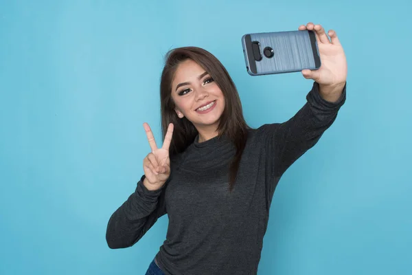 Ispanico ragazza taking selfie — Foto Stock