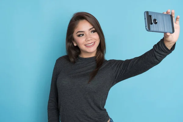 Ispanico ragazza taking selfie — Foto Stock
