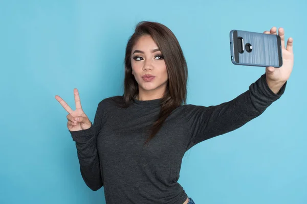 Латиноамериканського дівчина прийняття Selfie — стокове фото