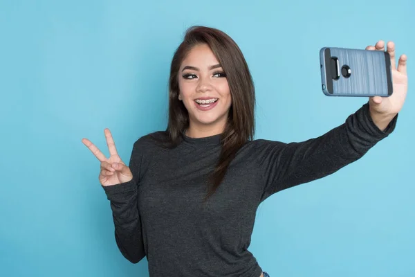 Hispanic Girl Taking Selfie — Stock Photo, Image