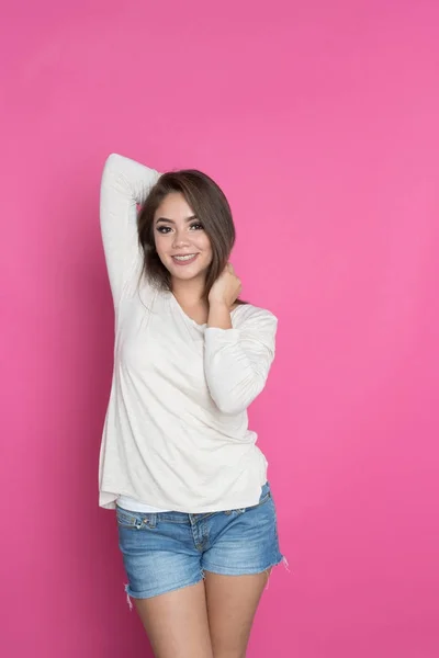 Menina hispânica adolescente em rosa — Fotografia de Stock