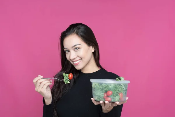 Vrouw doet van de voorbereiding van de maaltijd — Stockfoto