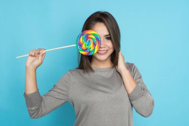 mutlu bir genç kız