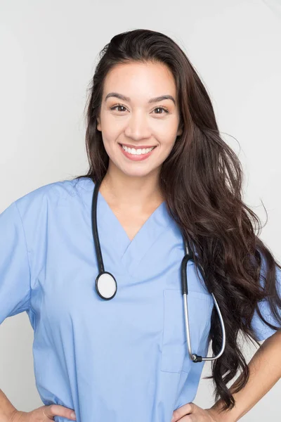 Sjuksköterska i scrubs — Stockfoto