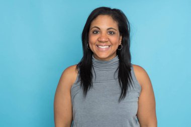 Mavi arka plan üzerinde anne