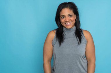 Mavi arka plan üzerinde anne