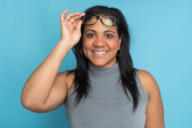 Mavi arka plan üzerinde anne