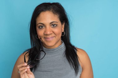 Mavi arka plan üzerinde anne