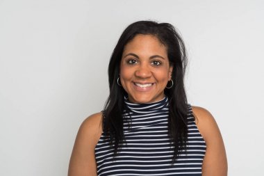 Mavi arka plan üzerinde anne