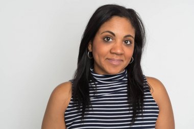 Mavi arka plan üzerinde anne