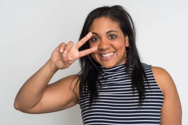 Mavi arka plan üzerinde anne