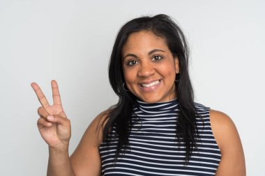 Mavi arka plan üzerinde anne